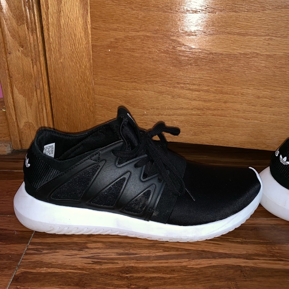 Adidas Tubular sneakers Size 7.5 (run big)